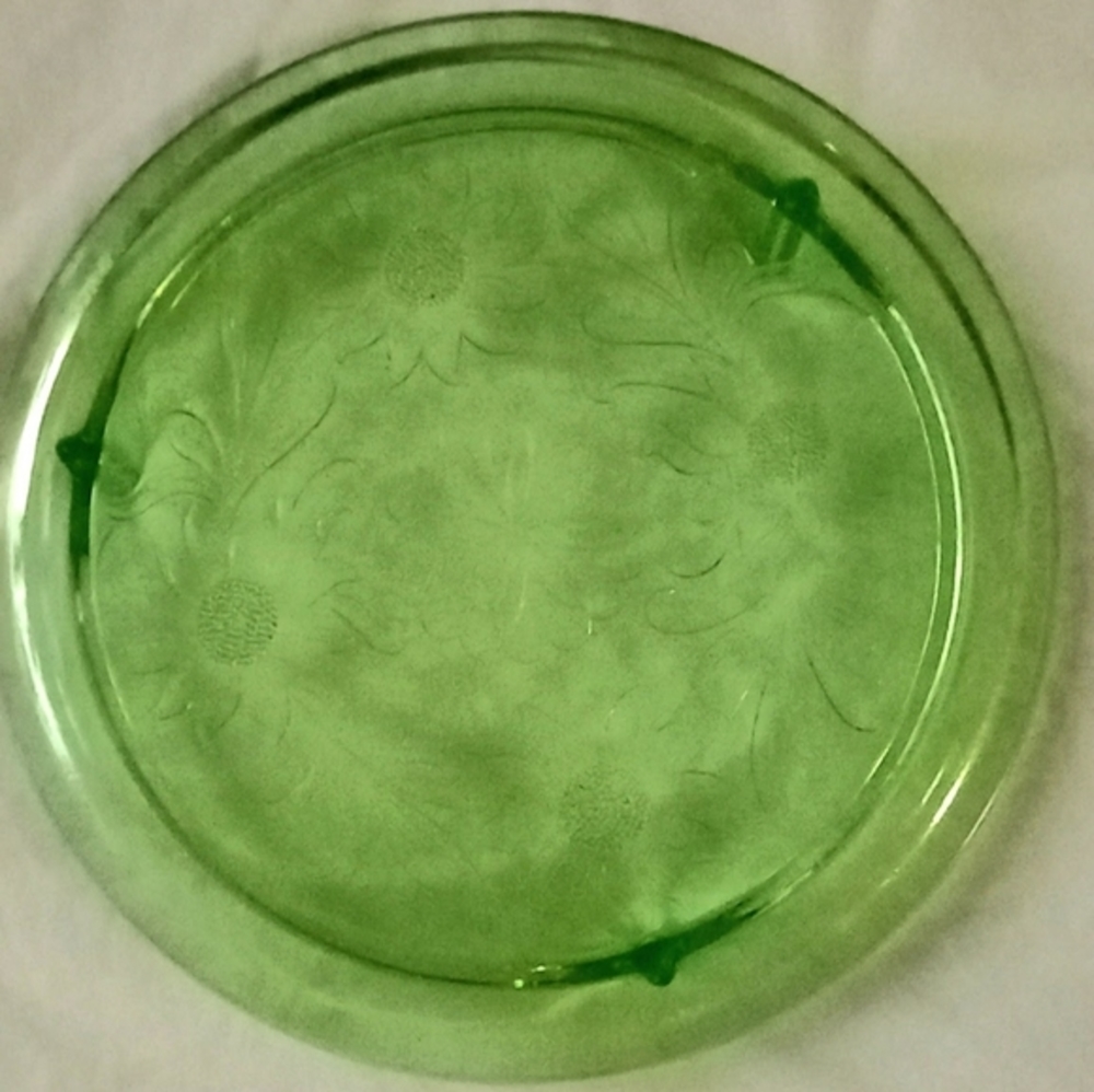 Jeanette glass Co. Green uranium cake stand / platter